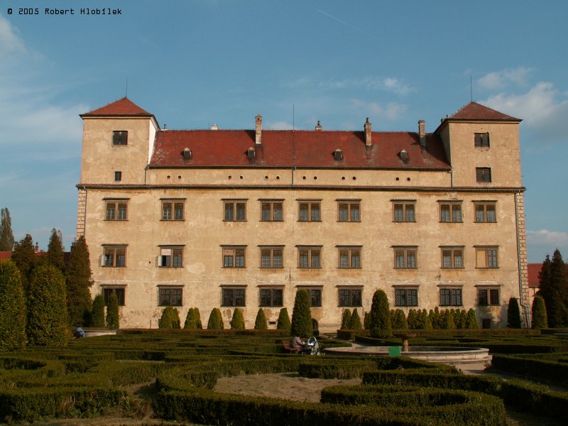 Pohled na zámek ze zámecké zahrady