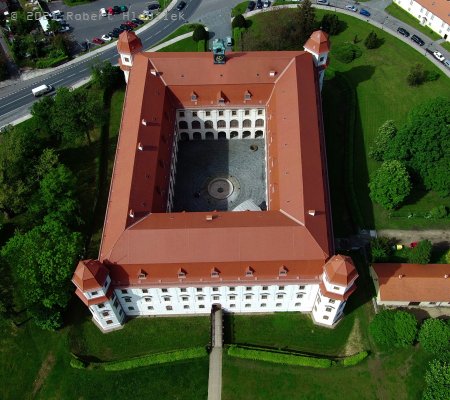 Holešovský zámek z výšky
