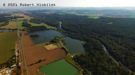 Štěrkopískové jezera u Hustopečí nad Bečvou z dronu