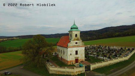 Kostel svatého Jakuba z dronu