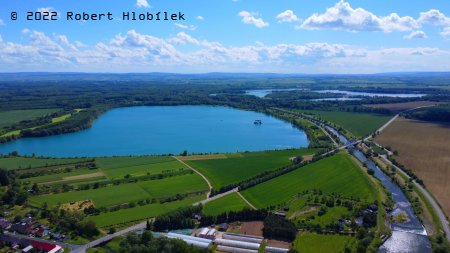Troubecké jezero z dronu, rozloha 120 ha