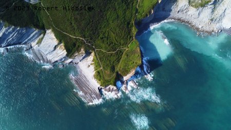Skalnaté pobřeží Atlantského oceánu z dronu