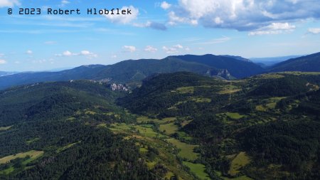 Pyreneje z dronu poblíž obce Montanuy