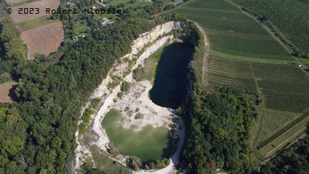 Zatopený vápencový lom Janičův vrch vypadá z dronu jako obří stopa