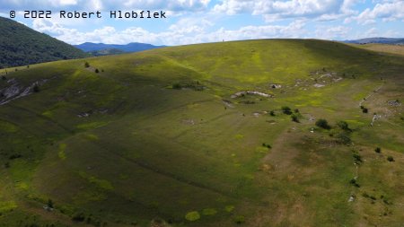 Dinárské hory z dronu poblíž vesničky Donje Peulje