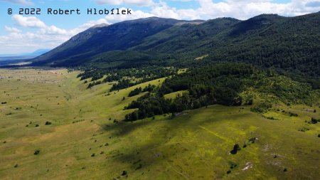 Dinárské hory z dronu poblíž vesničky Donje Peulje