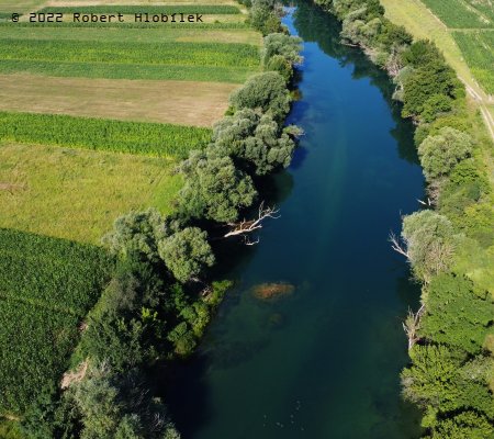 Řeka Una z dronu poblíž malé vesničky Klisa