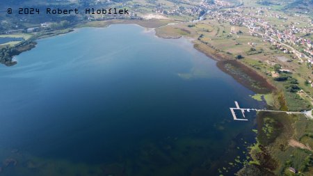 Jezero Plav a stejnojmenné město z dronu