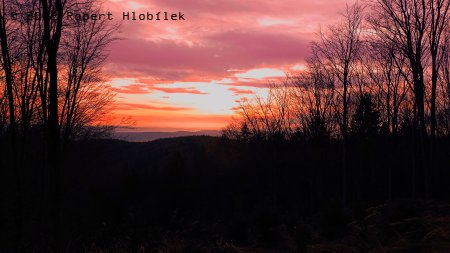 Večerní výhled z Býčích skal na Hostýnské a Vizovické vrchy