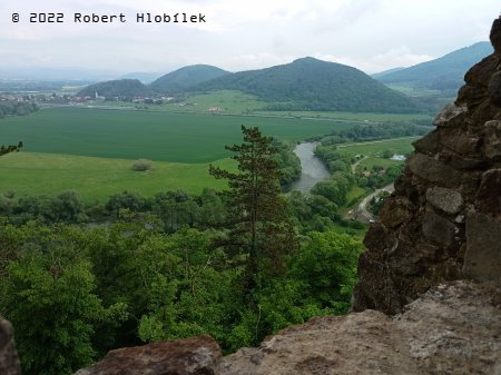 Výhled z hradu Reviště na řeku Hron