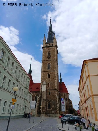 Věž kostela sv. Petra a Pavla v Čáslavi slouží i jako rozhledna