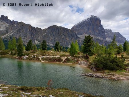 Jezero Limedes (Lago di Limedes) e menší jezírko na úpatí hory Croda Negra ve výšce 2 172 m.n.m. 