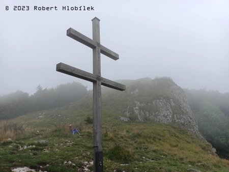 Kříž pod vrcholem Strážov