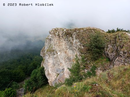 Vrchol Strážov (1213 m n.m.), výhled do údolí nebyl ideální