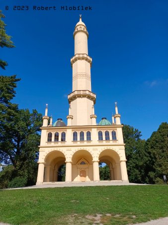 Rozhledna minaret je vysoká 62 m a nahoru vede 302 schodů