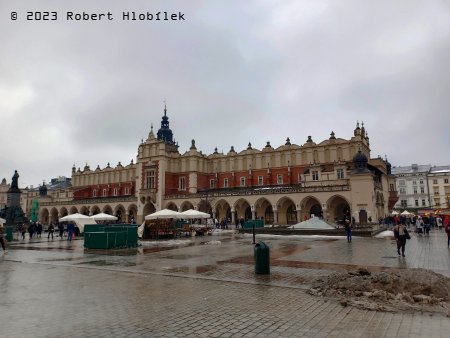 Sukiennice je historická tržnice uprostřed hlavního náměstí v Krakově