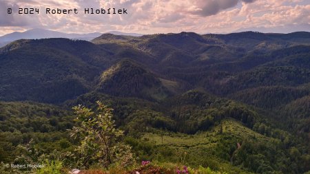 Výhled z Gačovské skály nad obcí Dědinky na NP Slovenský raj