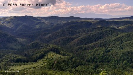 Výhled z Gačovské skály nad obcí Dědinky na NP Slovenský raj