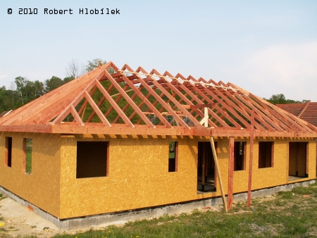 Konstrukce krovu valbové střechy