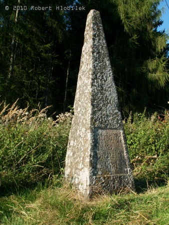 Žulový obelisk z 19. stol.