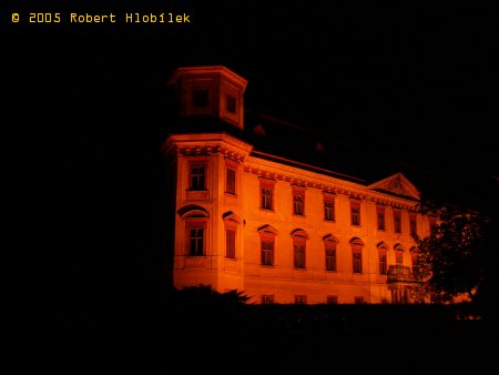 Holešovský zámek v noci