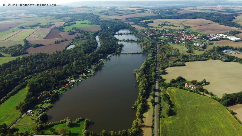 Štěrkopískové jezera u Hustopečí nad Bečvou z dronu