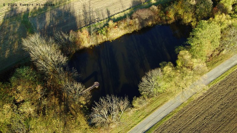 Bezejmenný rybník za železničním přejezdem v obci Dobrotice