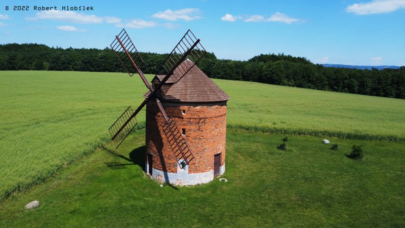 Větrný mlýn Chvalkovice z dronu
