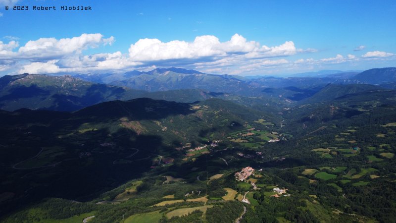 Pyreneje z dronu poblíž obce Montanuy