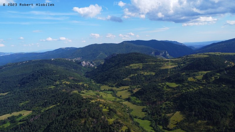 Pyreneje z dronu poblíž obce Montanuy