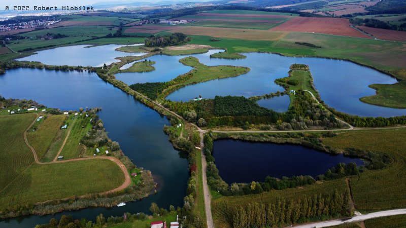 Štěrkopískové jezera u obce Spytihněv z dronu