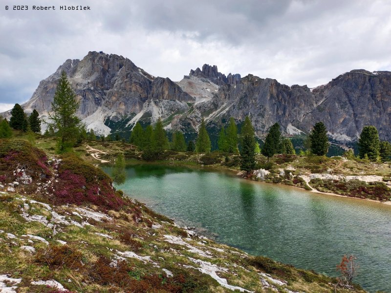 Jezero Limedes (Lago di Limedes) e menší jezírko na úpatí hory Croda Negra ve výšce 2 172 m.n.m. 