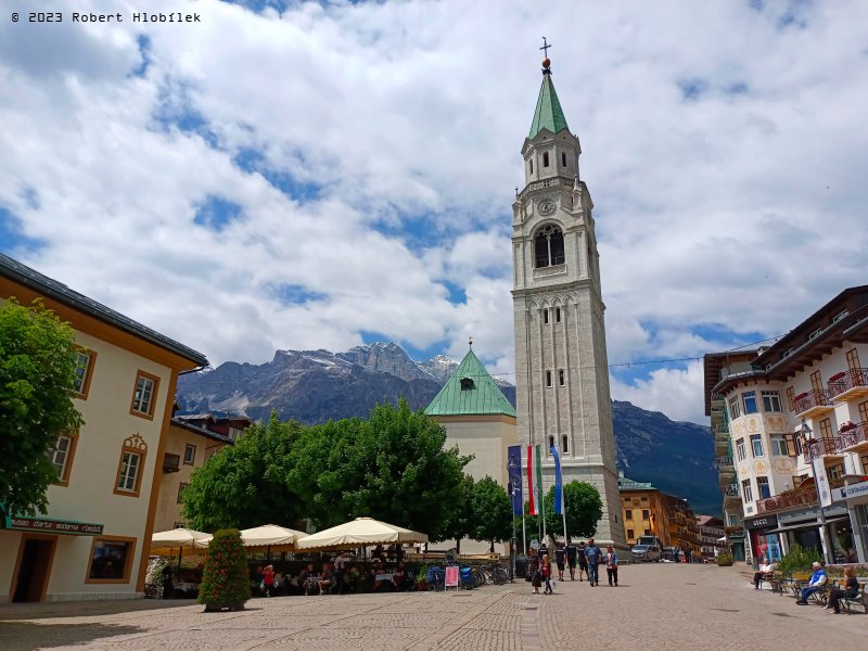 Zvonice v horském městečku Cortina d`Ampezzo  v Dolomitech.