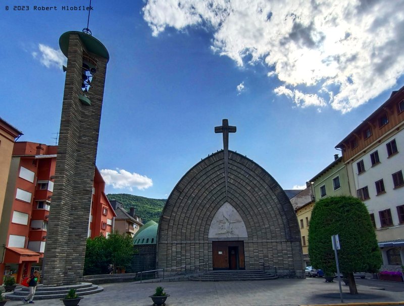 Kostel Nanebevzetí Panny Marie (Santa Maria) v městečku El Pont de Suert