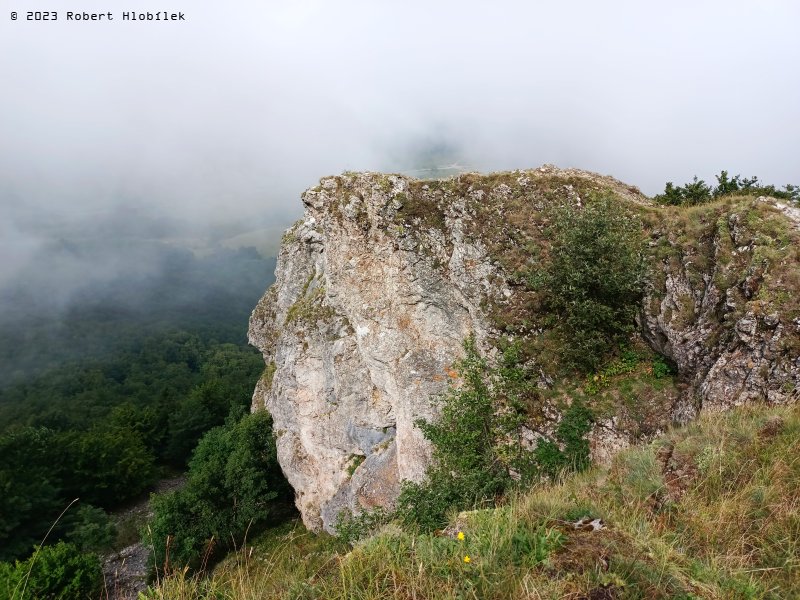 Vrchol Strážov (1213 m n.m.), výhled do údolí nebyl ideální