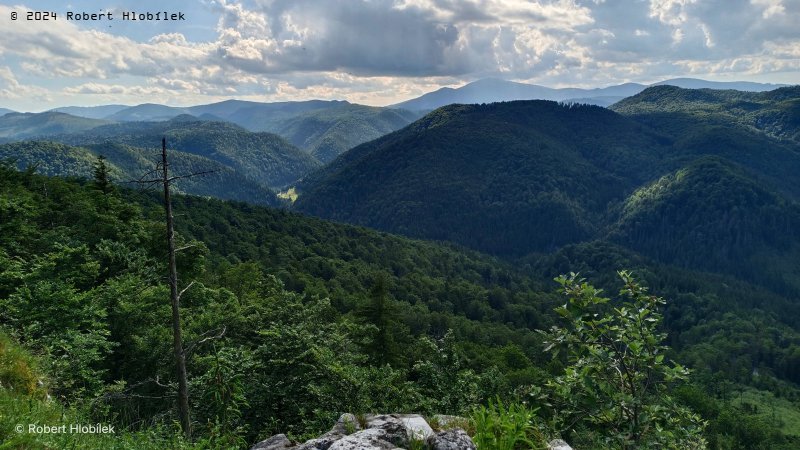 Výhled z Gačovské skály nad obcí Dědinky na NP Slovenský raj