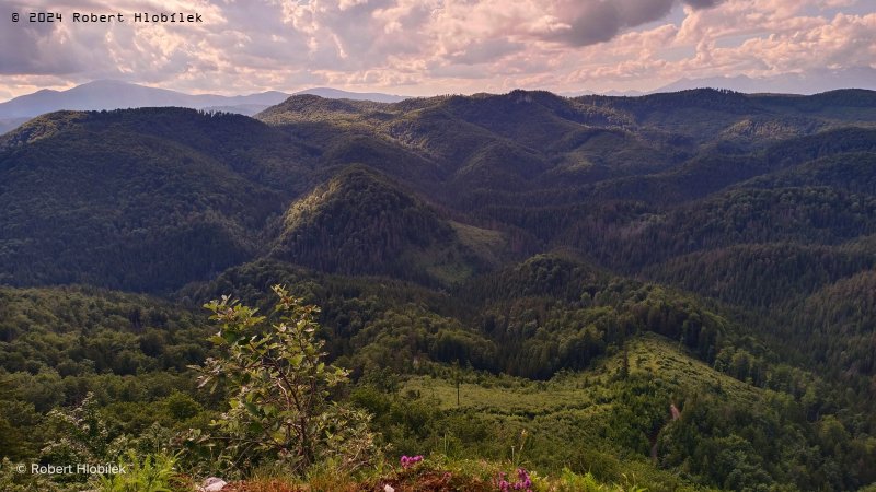 Výhled z Gačovské skály nad obcí Dědinky na NP Slovenský raj