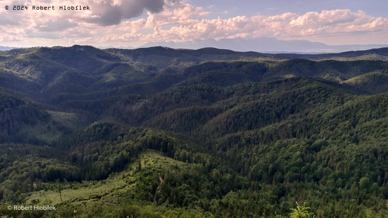 Výhled z Gačovské skály nad obcí Dědinky na NP Slovenský raj