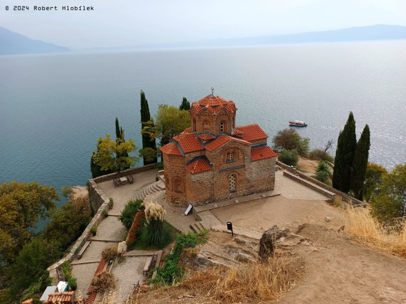 Svatý Jan v Kaneu - makedonský pravoslavný kostel, nachází se na útesu nad pláží Kaneo s výhledem na jezero Ohrid