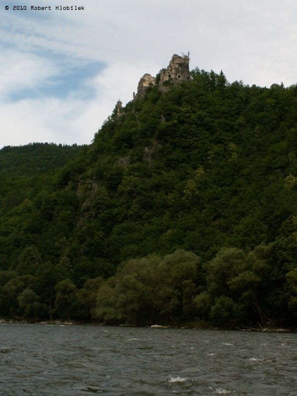 Starý hrad, pohled z voru při plavbě po Váhu